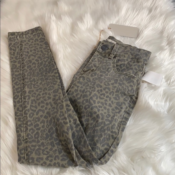 Indigo Rein
Juniors' Leopard-Print Cropped… - Picture 9 of 10